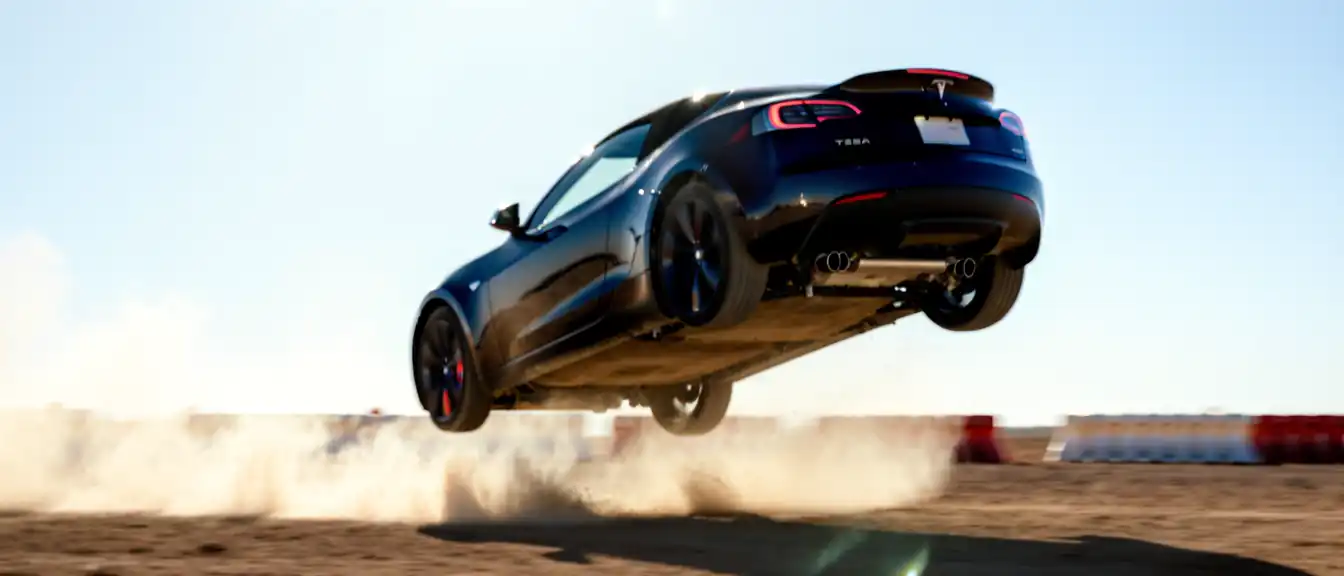 Новая технология управления газом позволила электромобилю Tesla Roadster совершить полет на полигоне SpaceX