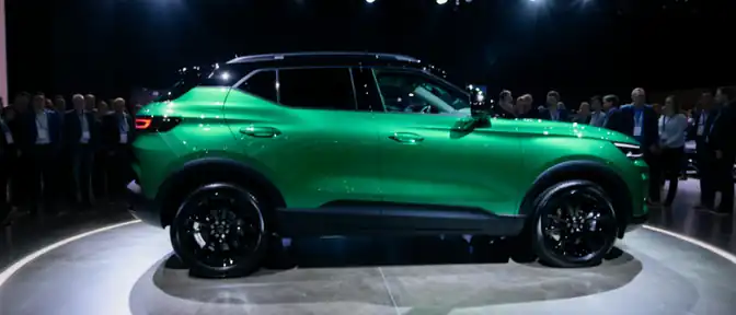 На выставке «Иннопром» в Минске компания «АвтоВАЗ» показала новый кроссовер Lada Azimut и внедорожник Niva Sport